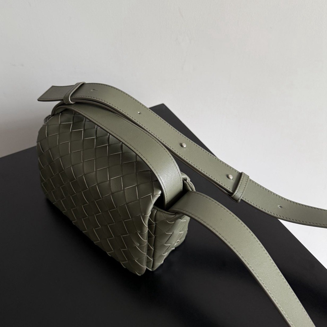 26早春新款857931 Intrecciato Mini Bag鱷魚色_8