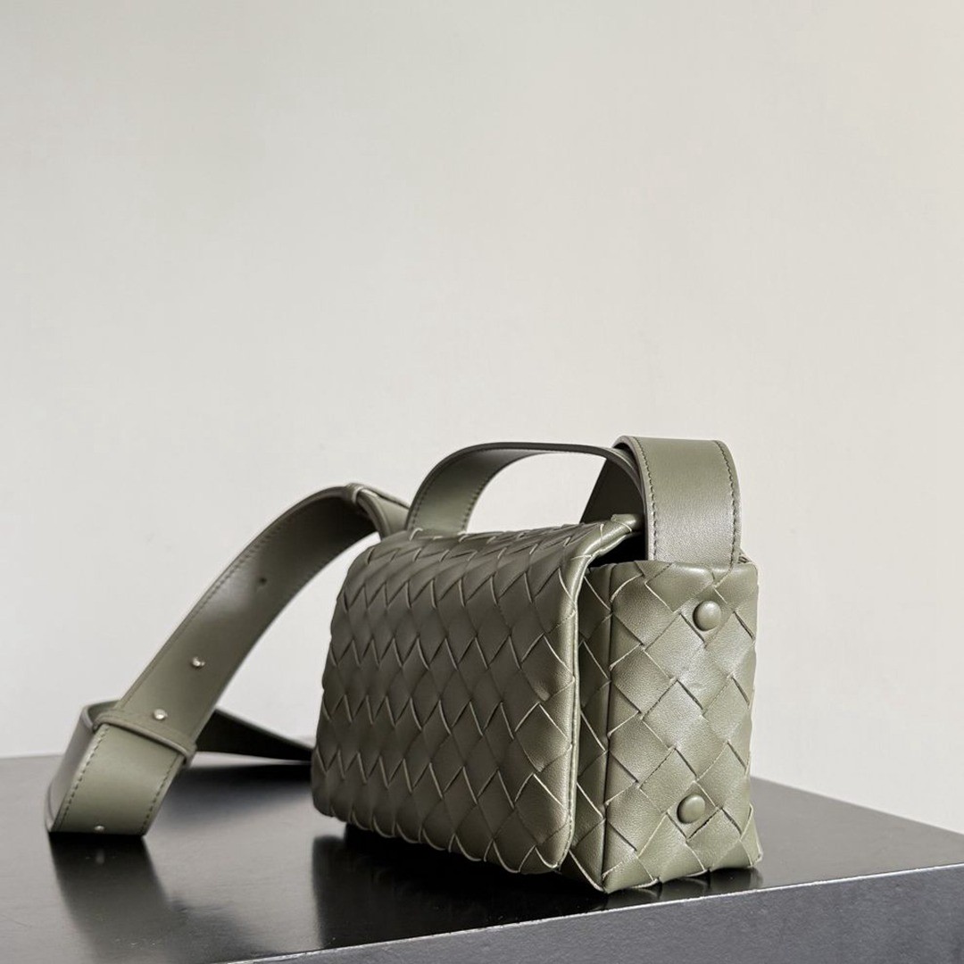 26早春新款857931 Intrecciato Mini Bag鱷魚色_5