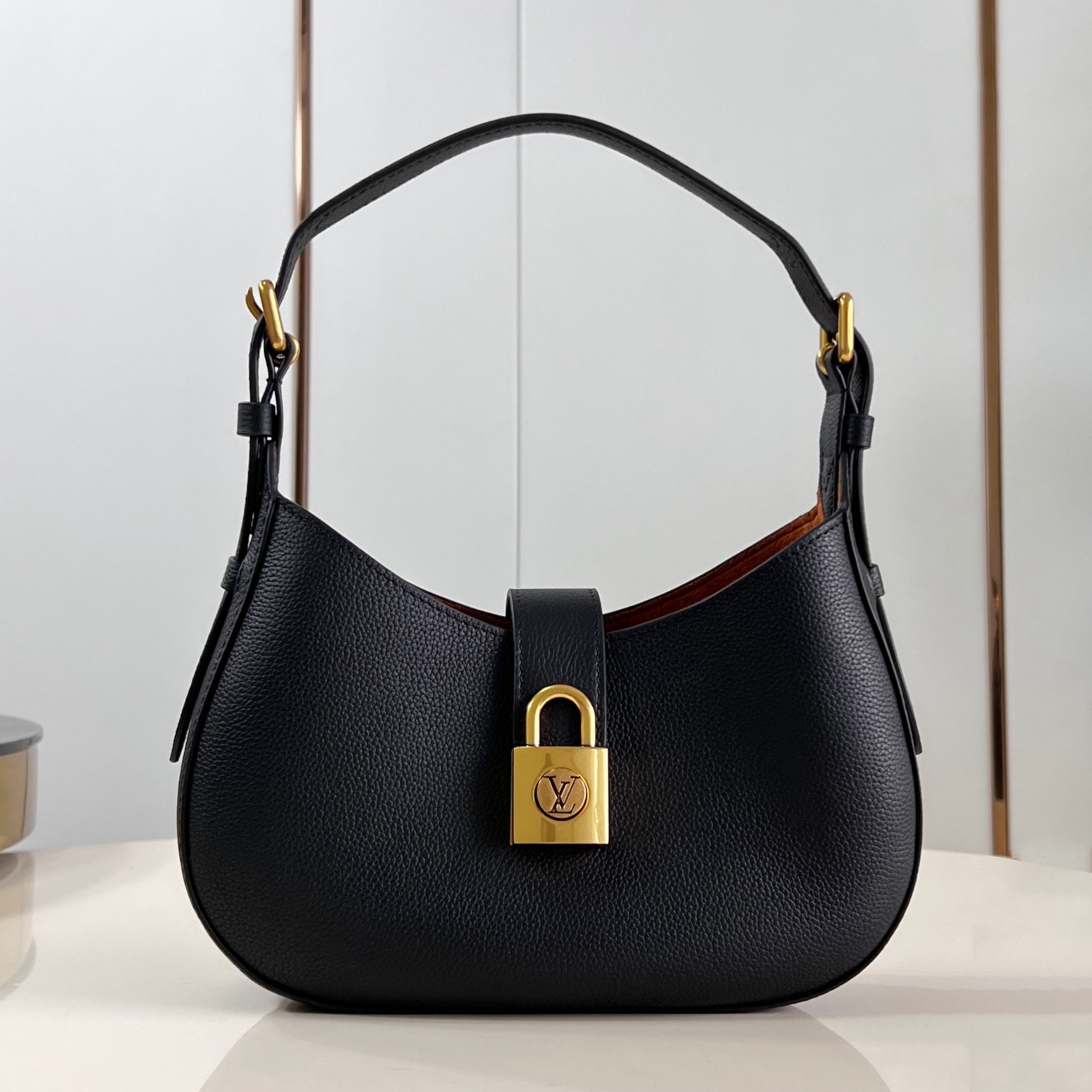 M24611 Low Key Shoulder Bag_1