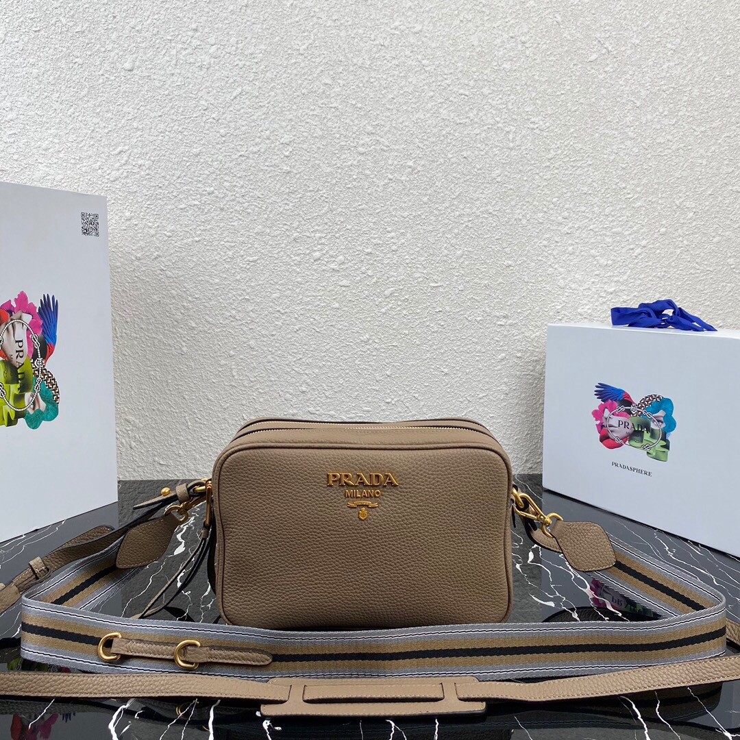 Prada 牛皮斜背包_1