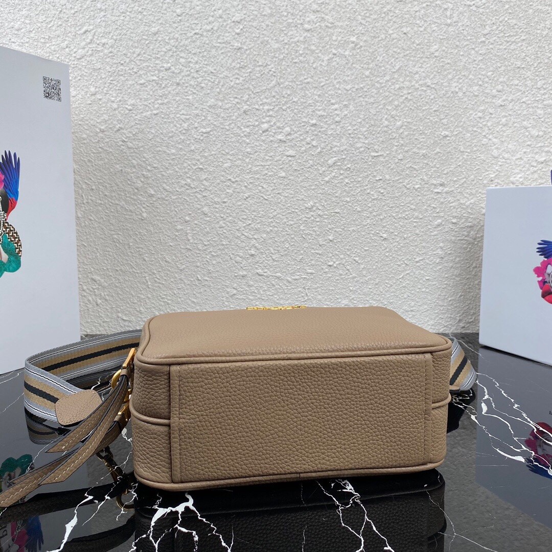 Prada 牛皮斜背包_4