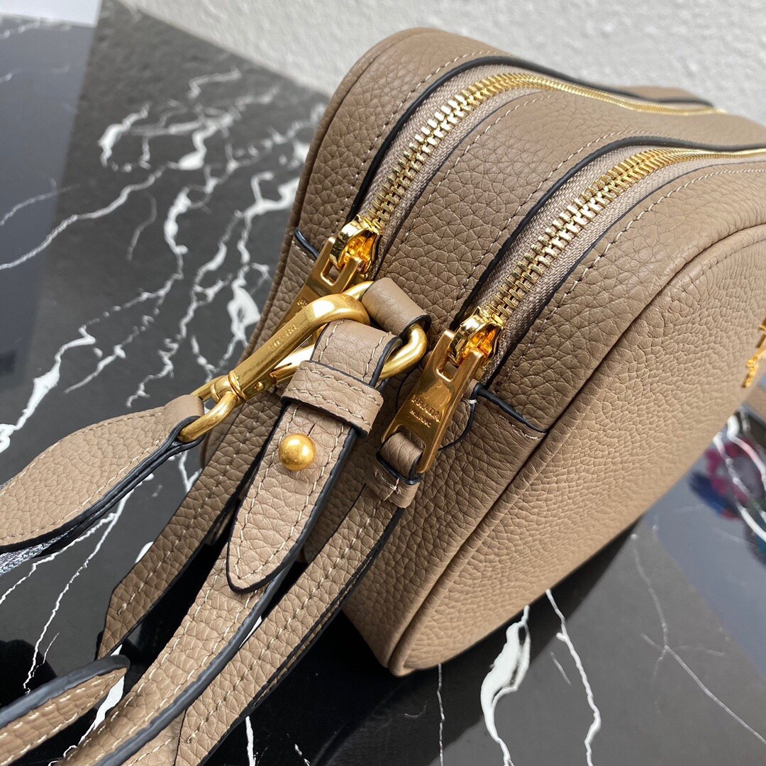 Prada 牛皮斜背包_5