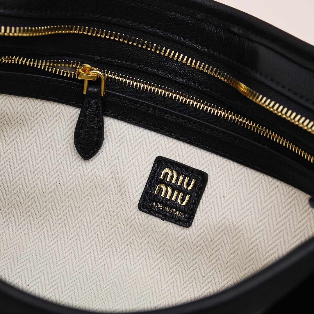 25羊皮腋下包黑色_9