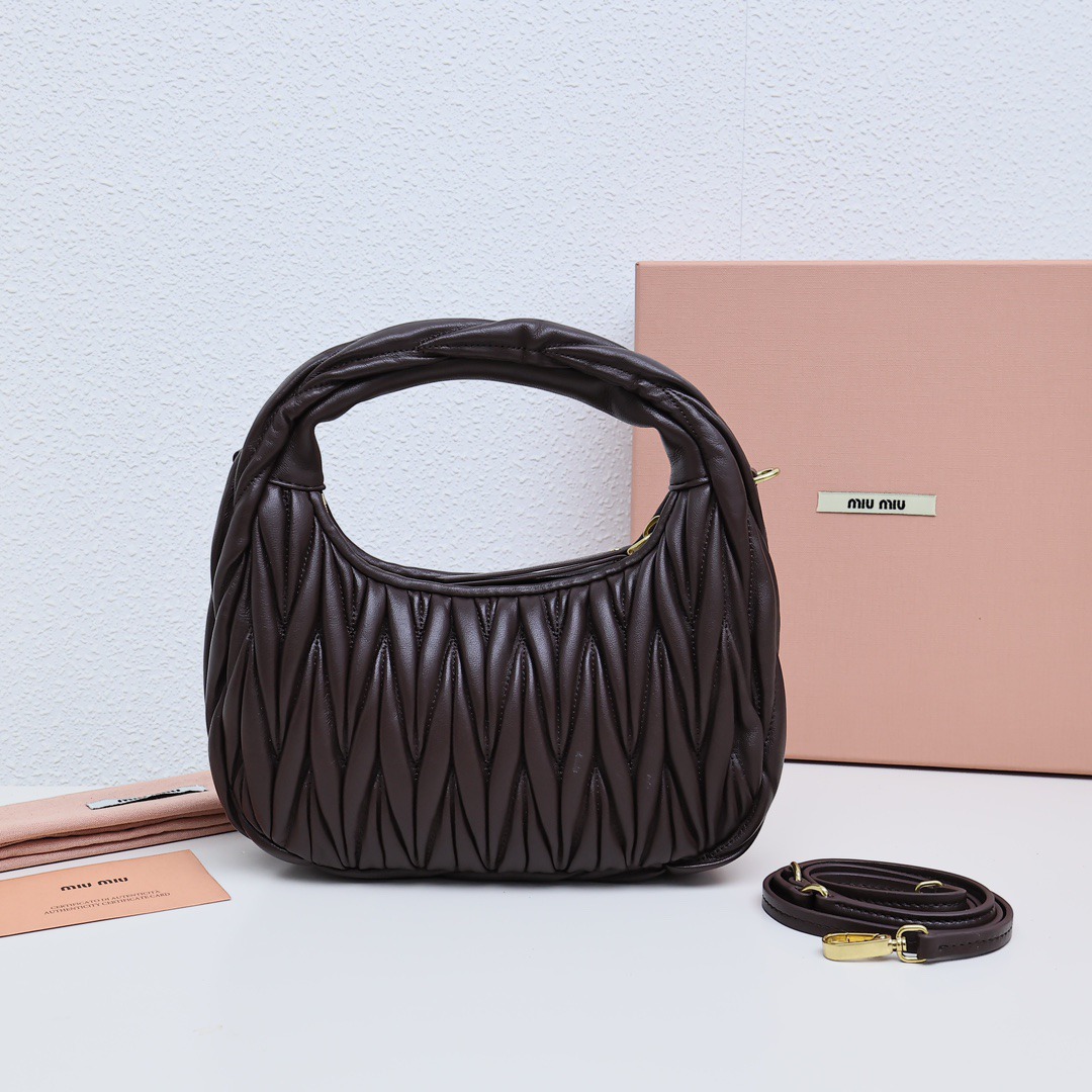 Wander Matelassé Hobo半月包褶皺包石楠木_3