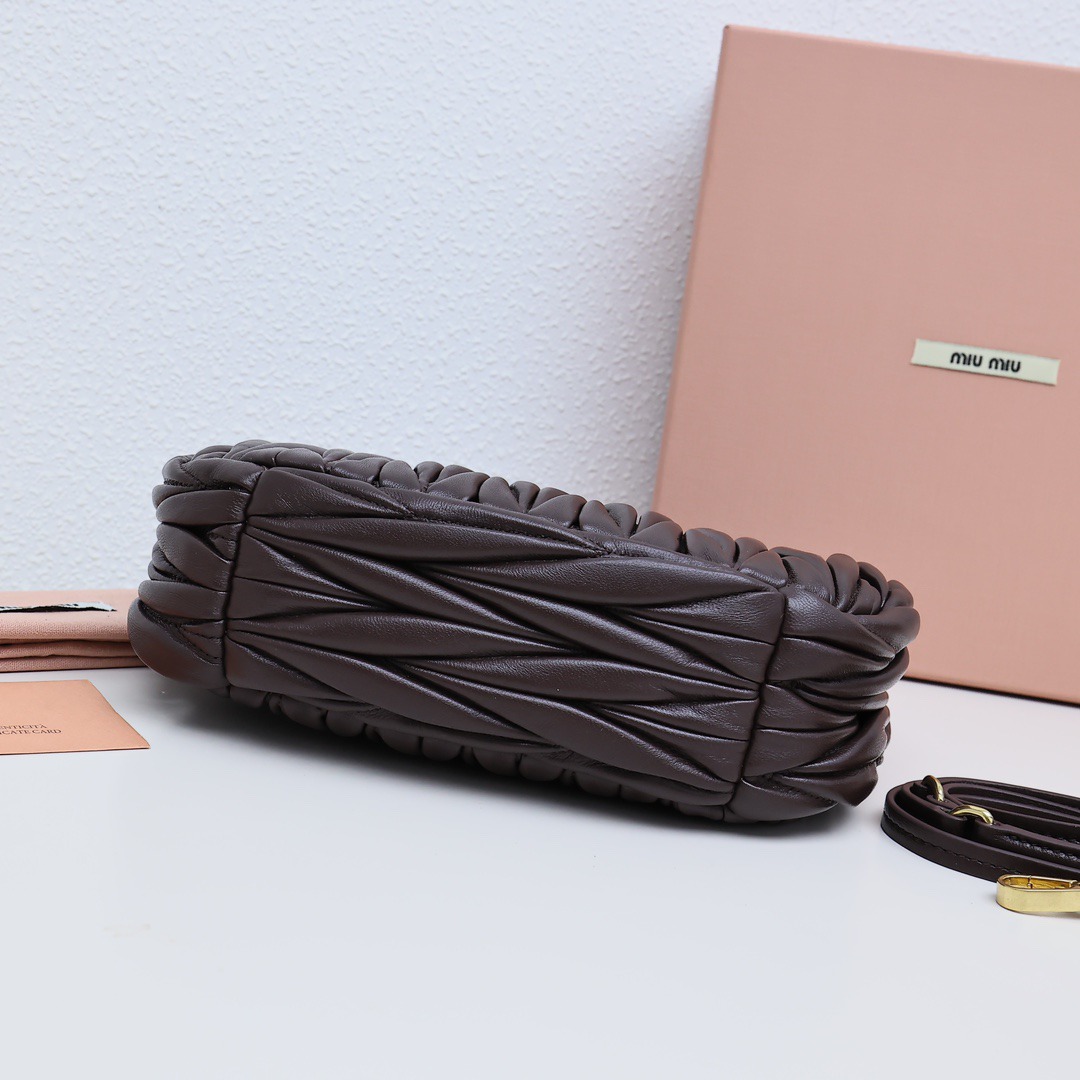 Wander Matelassé Hobo半月包褶皺包石楠木_4