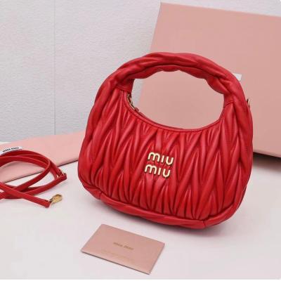 Wander Matelassé Hobo半月包褶皺包紅色