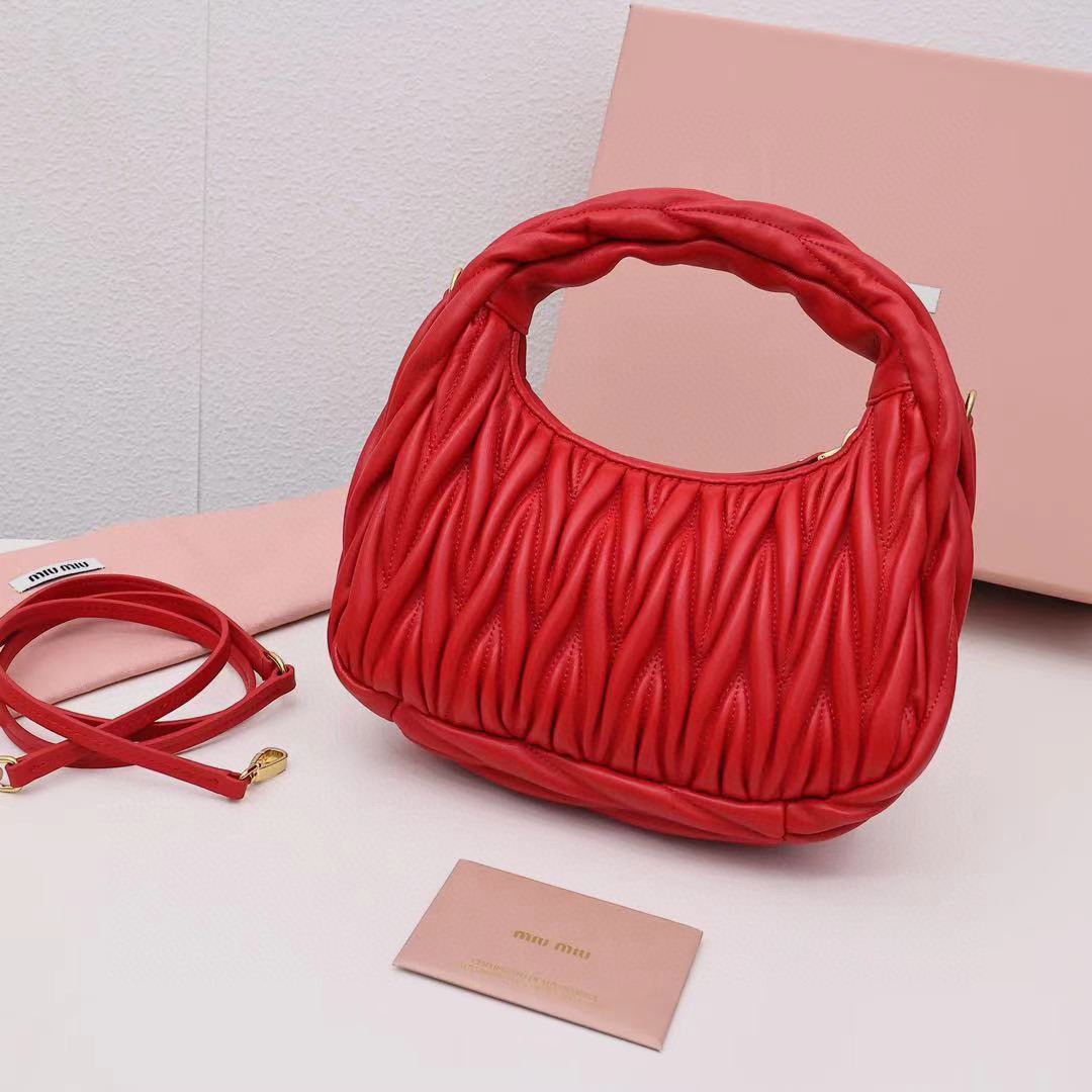 Wander Matelassé Hobo半月包褶皺包紅色_3