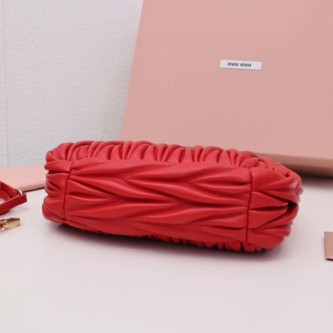 Wander Matelassé Hobo半月包褶皺包紅色_4