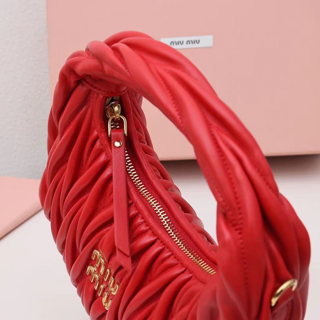 Wander Matelassé Hobo半月包褶皺包紅色_6