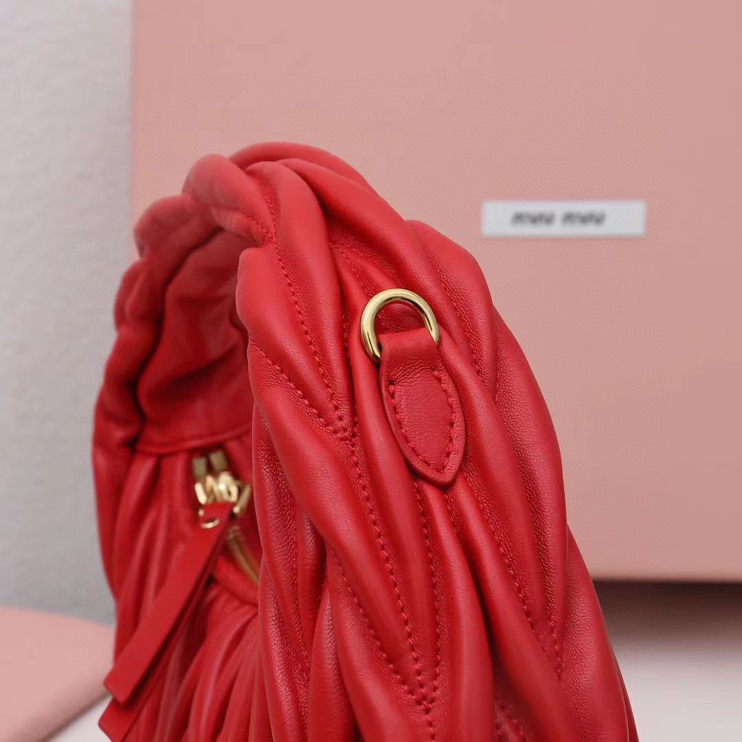 Wander Matelassé Hobo半月包褶皺包紅色_7