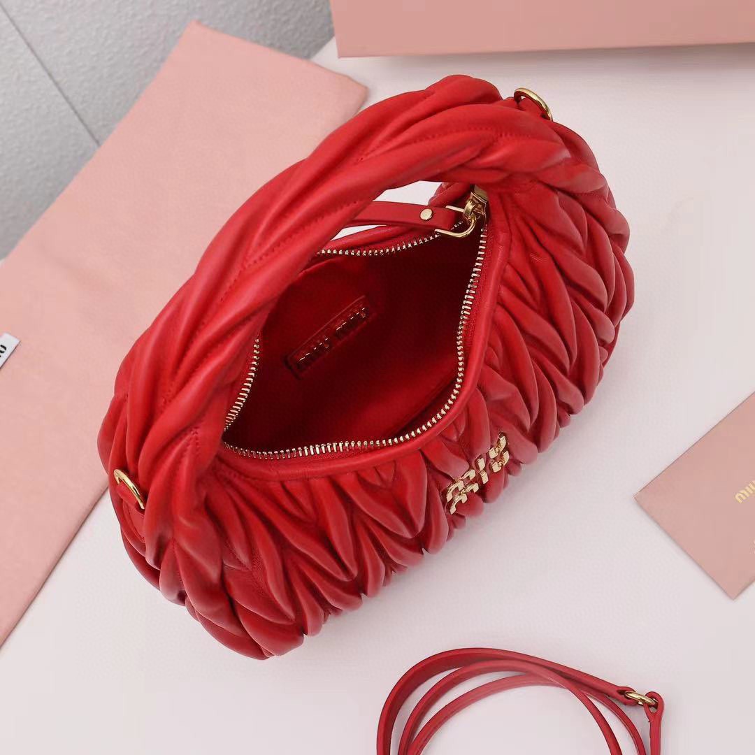 Wander Matelassé Hobo半月包褶皺包紅色_8