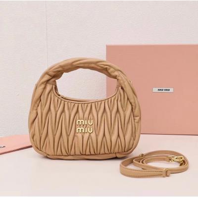 Wander Matelassé Hobo半月包褶皺包卡其色