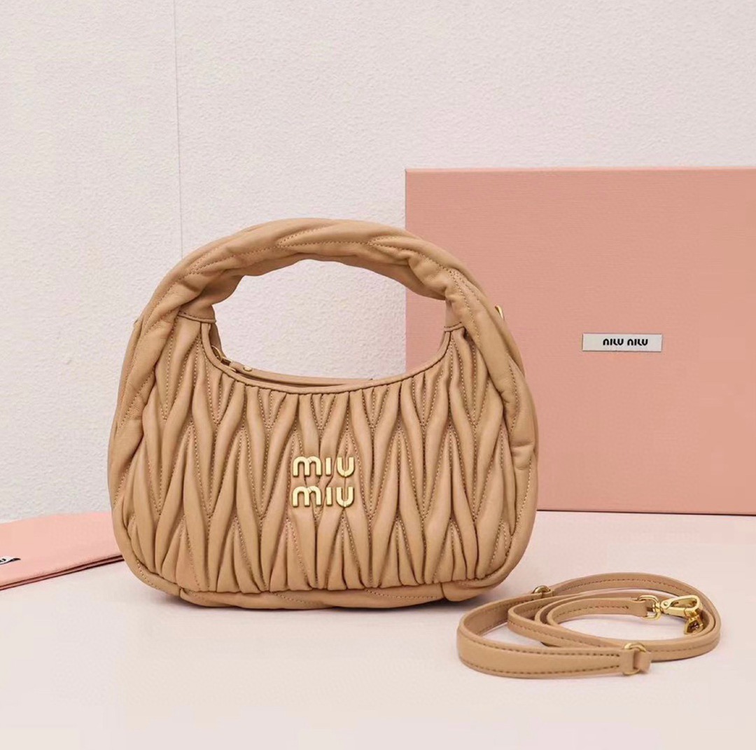 Wander Matelassé Hobo半月包褶皺包卡其色_1