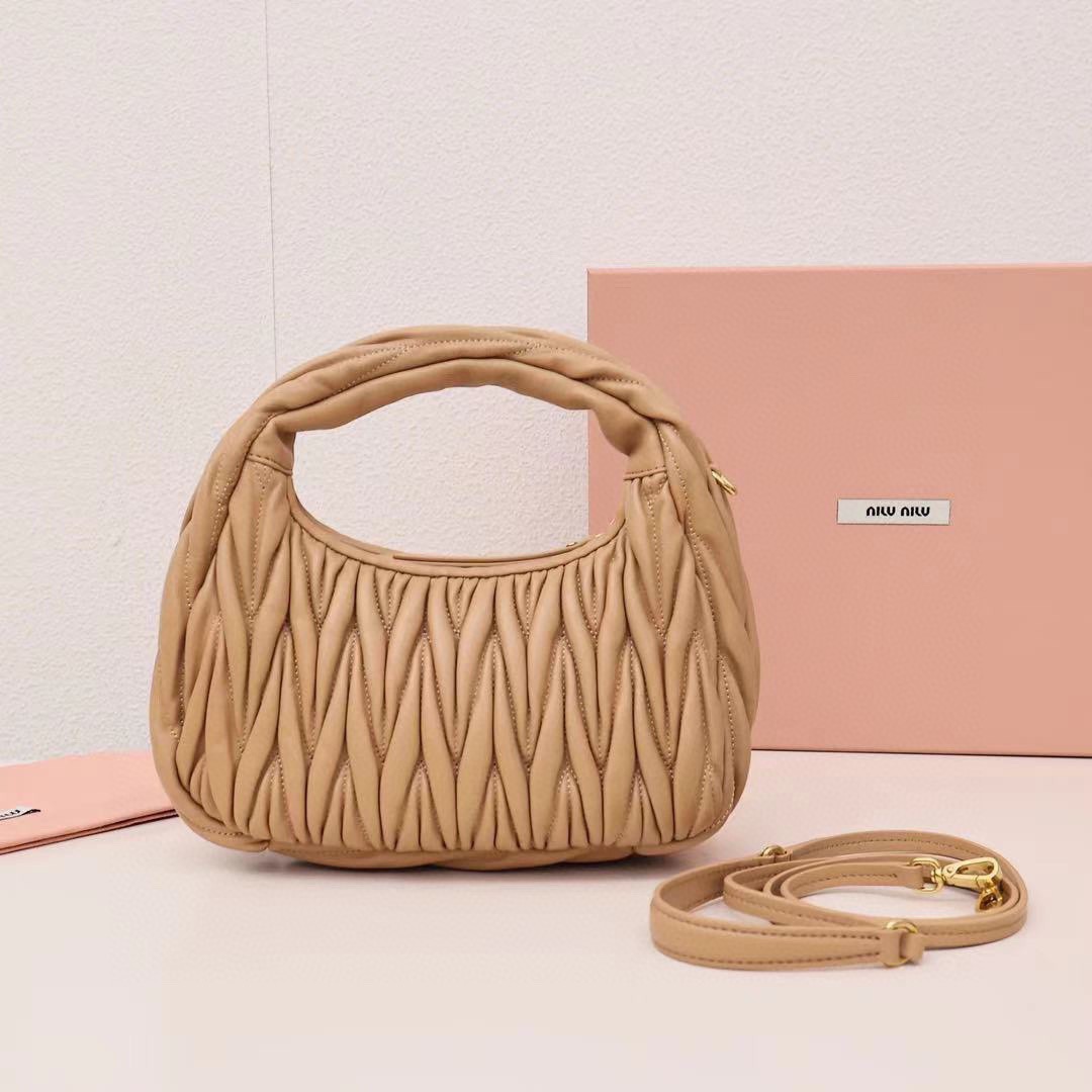 Wander Matelassé Hobo半月包褶皺包卡其色_3