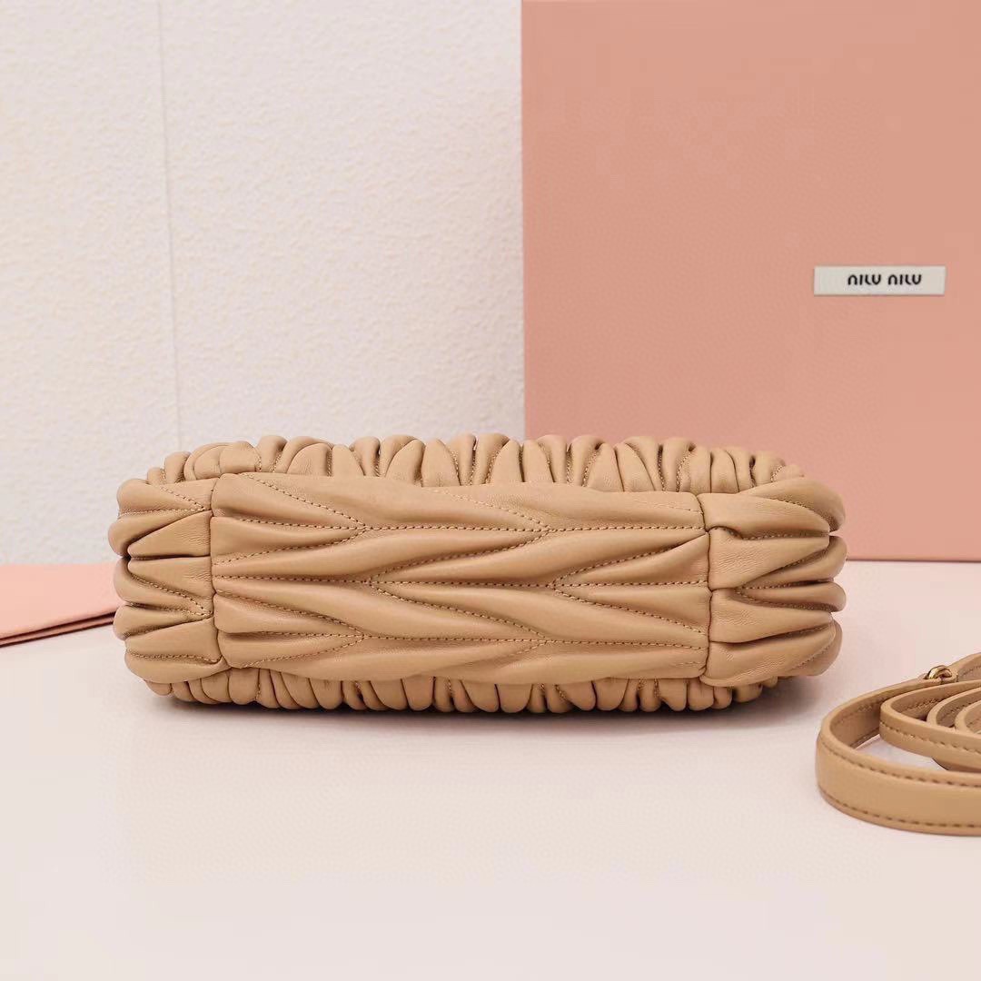 Wander Matelassé Hobo半月包褶皺包卡其色_4