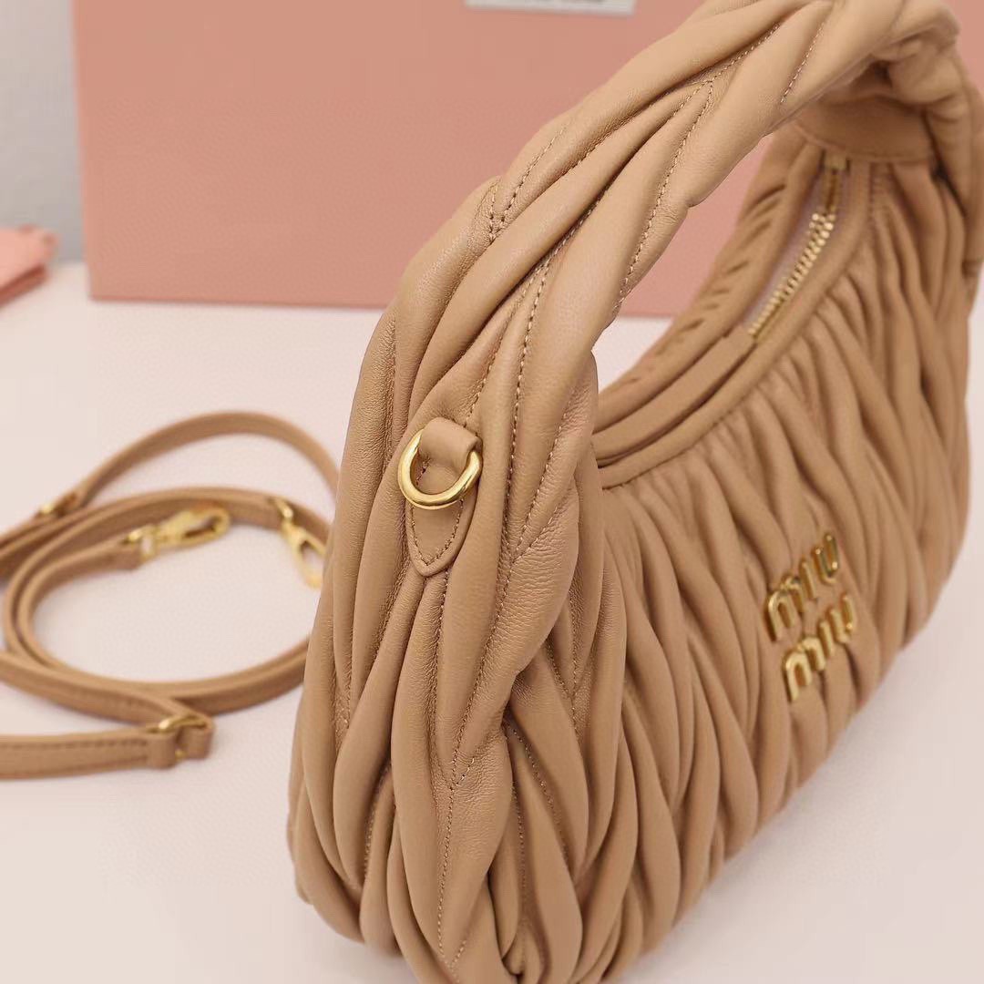 Wander Matelassé Hobo半月包褶皺包卡其色_6