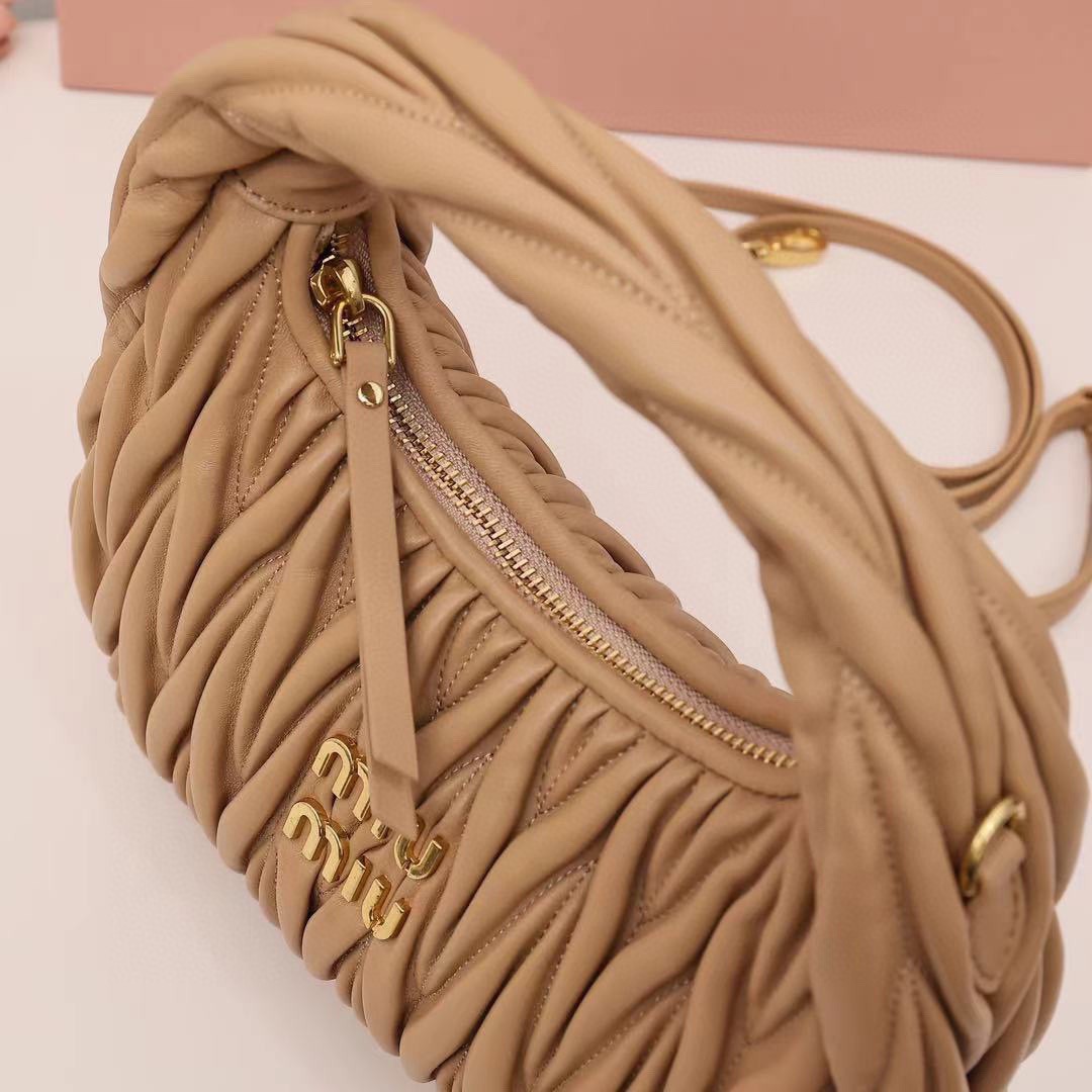 Wander Matelassé Hobo半月包褶皺包卡其色_7