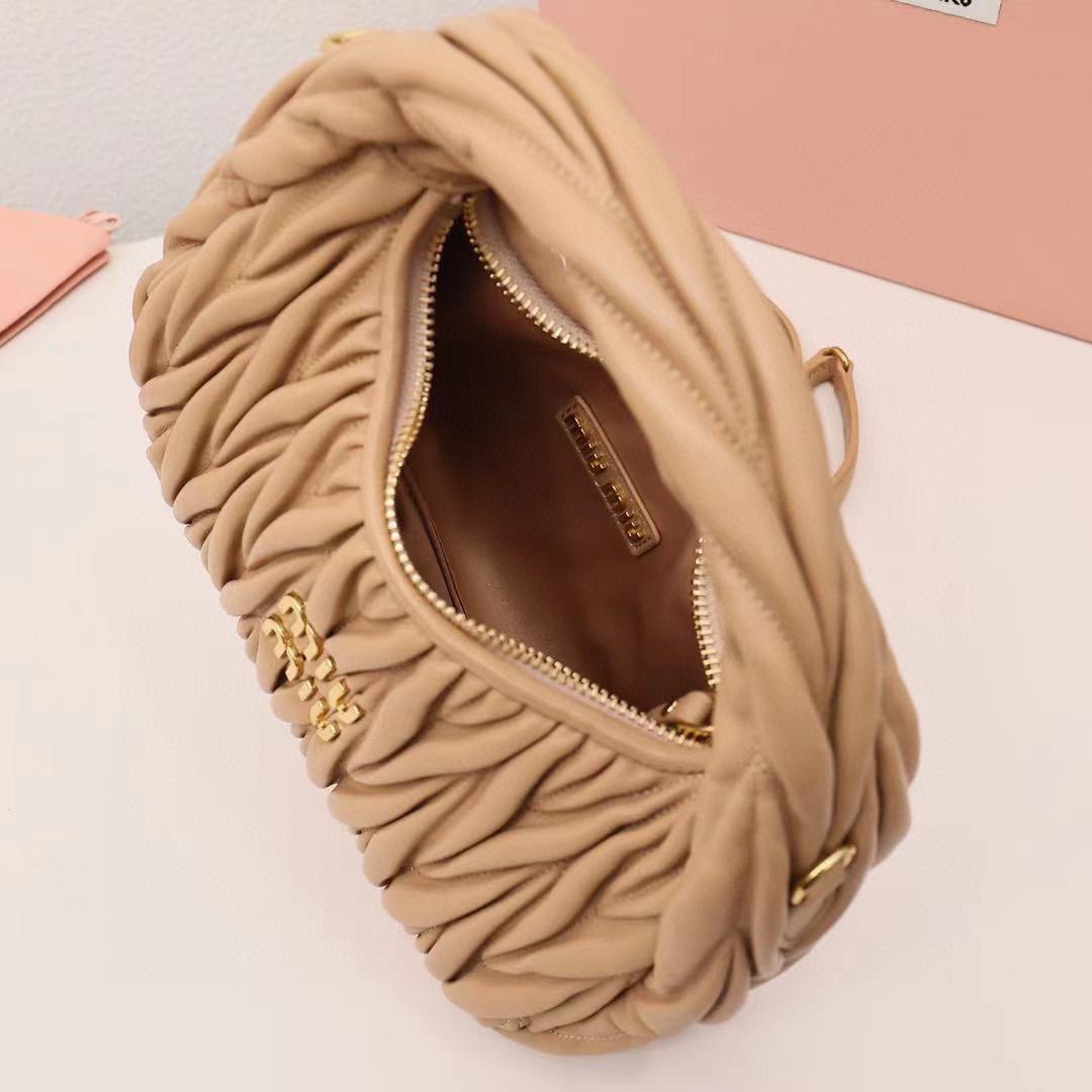 Wander Matelassé Hobo半月包褶皺包卡其色_8