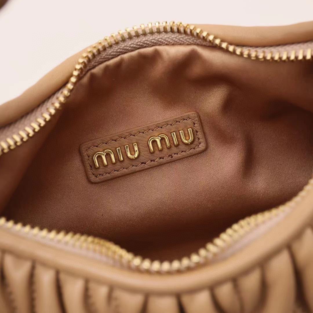 Wander Matelassé Hobo半月包褶皺包卡其色_9