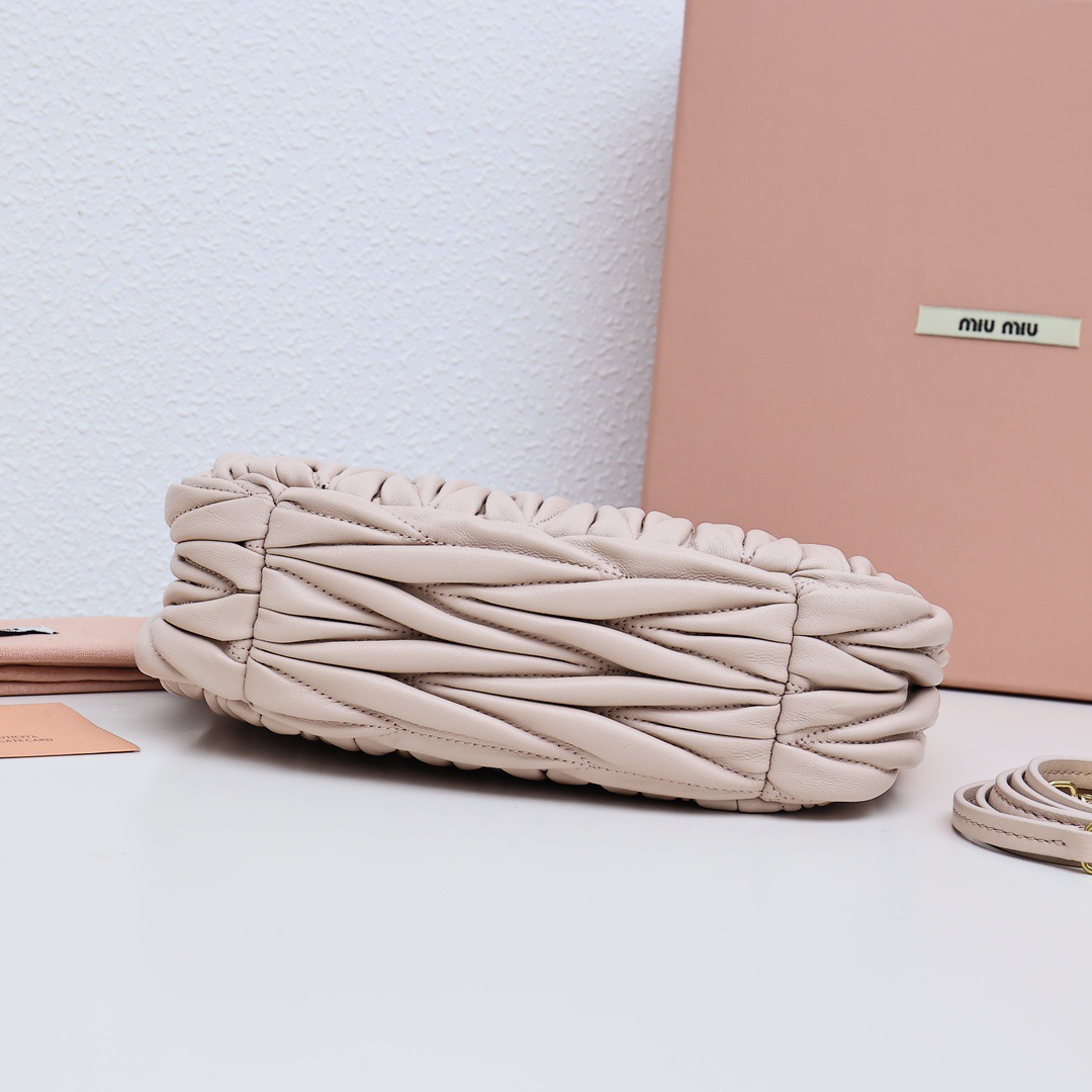 Wander Matelassé Hobo半月包褶皺包裸粉色_4