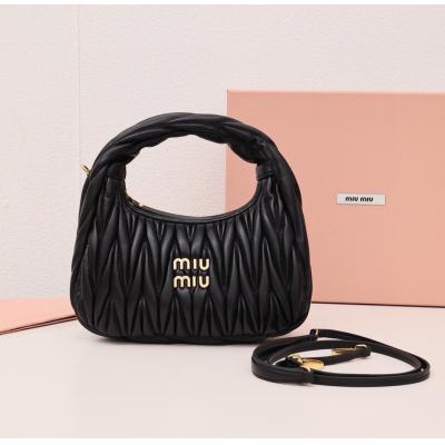 Wander Matelassé Hobo半月包褶皺包黑色