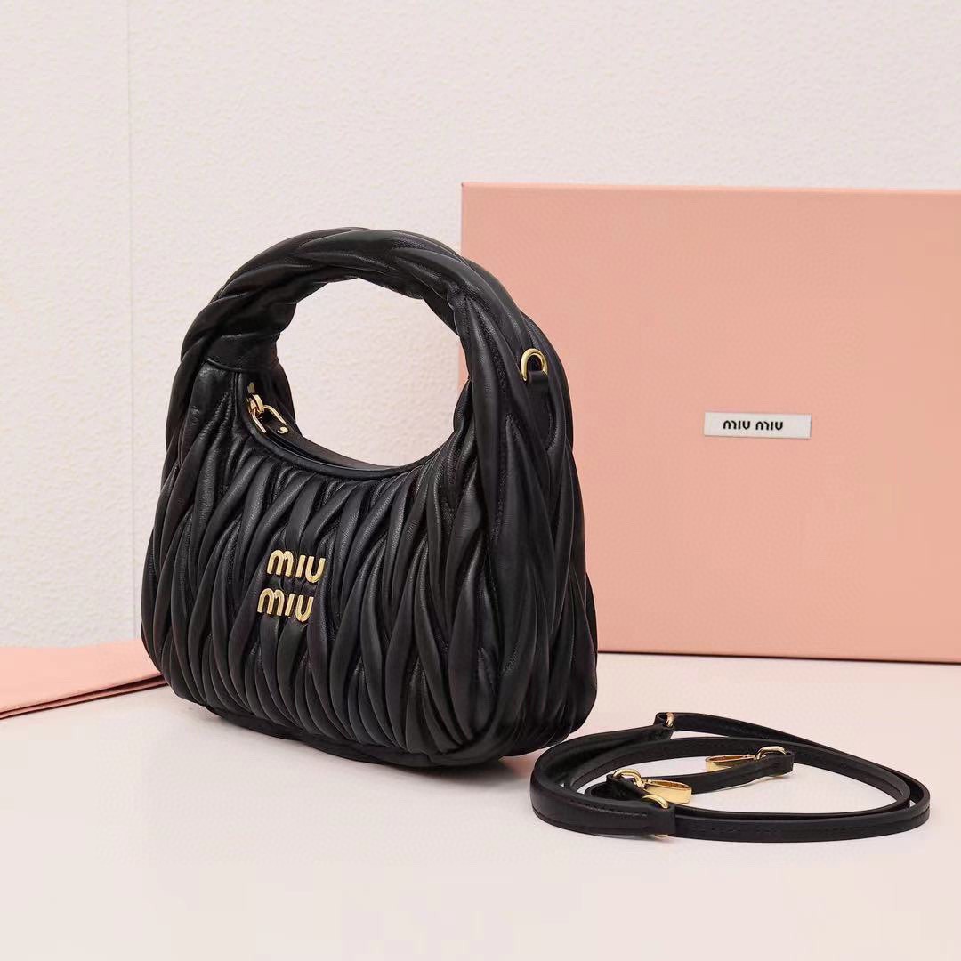 Wander Matelassé Hobo半月包褶皺包黑色_2