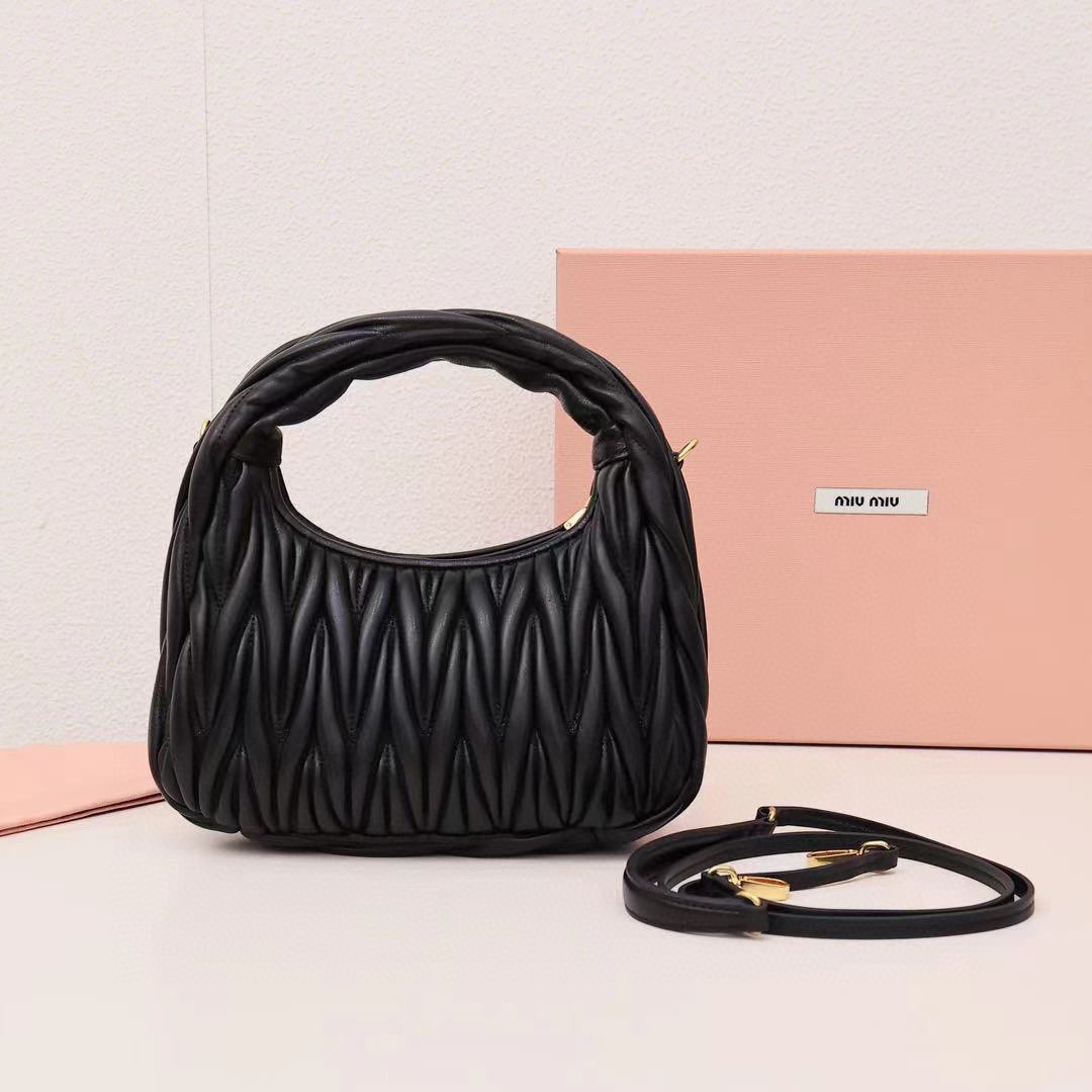 Wander Matelassé Hobo半月包褶皺包黑色_3