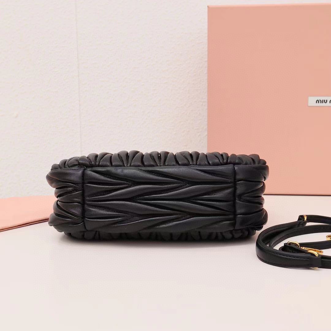 Wander Matelassé Hobo半月包褶皺包黑色_4