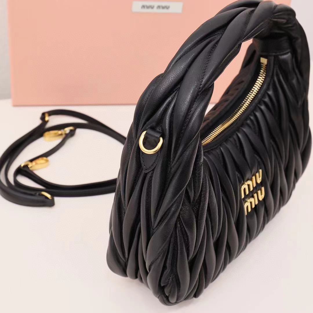 Wander Matelassé Hobo半月包褶皺包黑色_6