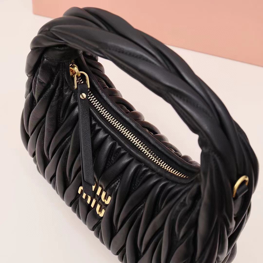 Wander Matelassé Hobo半月包褶皺包黑色_7