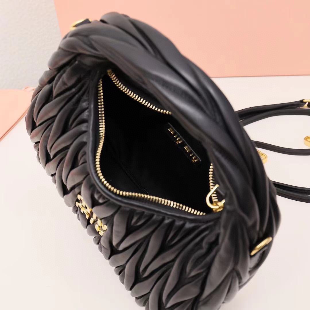 Wander Matelassé Hobo半月包褶皺包黑色_8