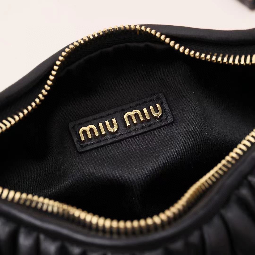 Wander Matelassé Hobo半月包褶皺包黑色_9