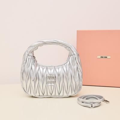 Wander Matelassé Hobo半月包褶皺包銀色