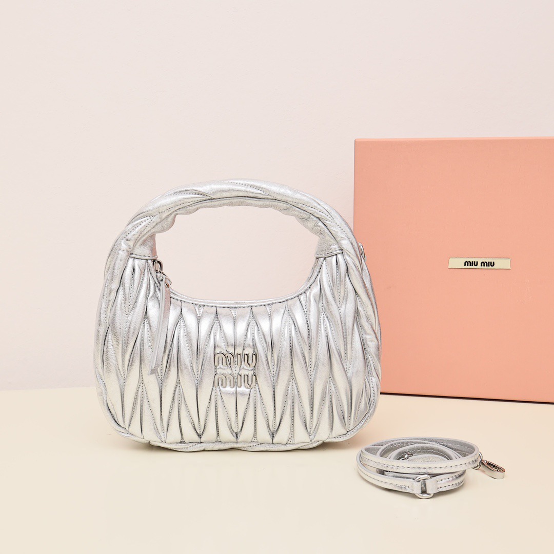 Wander Matelassé Hobo半月包褶皺包銀色_1