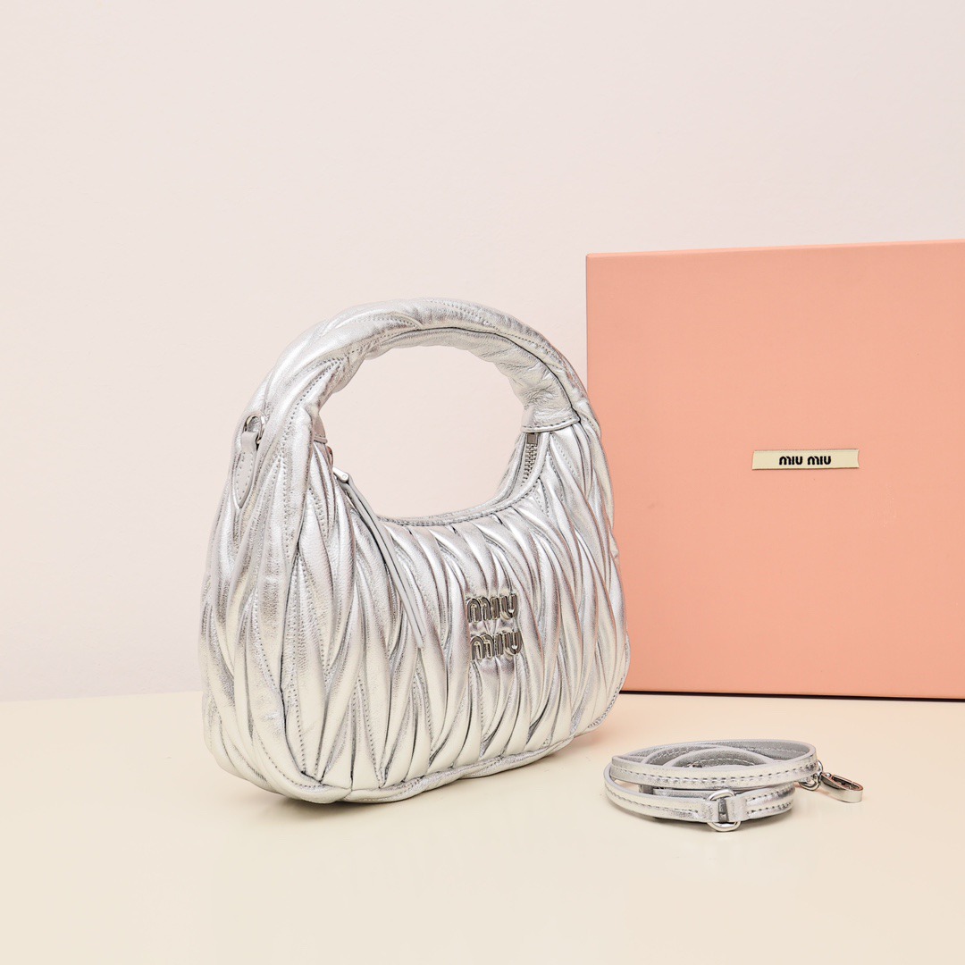 Wander Matelassé Hobo半月包褶皺包銀色_2