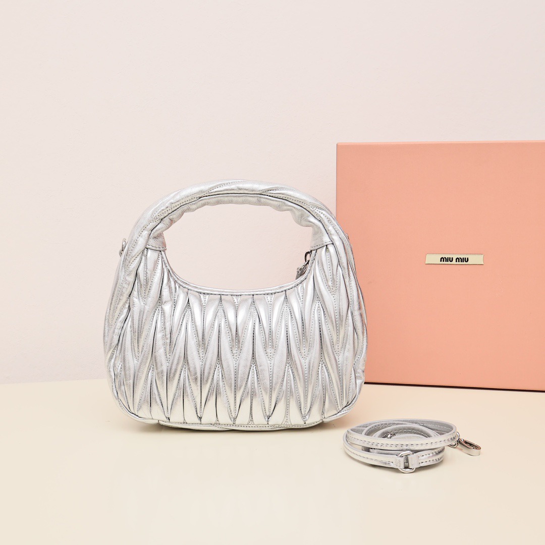 Wander Matelassé Hobo半月包褶皺包銀色_3