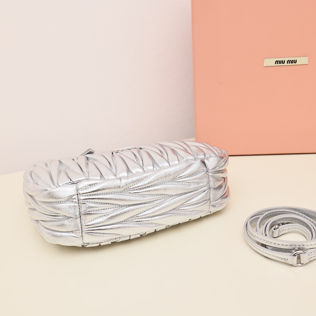 Wander Matelassé Hobo半月包褶皺包銀色_4