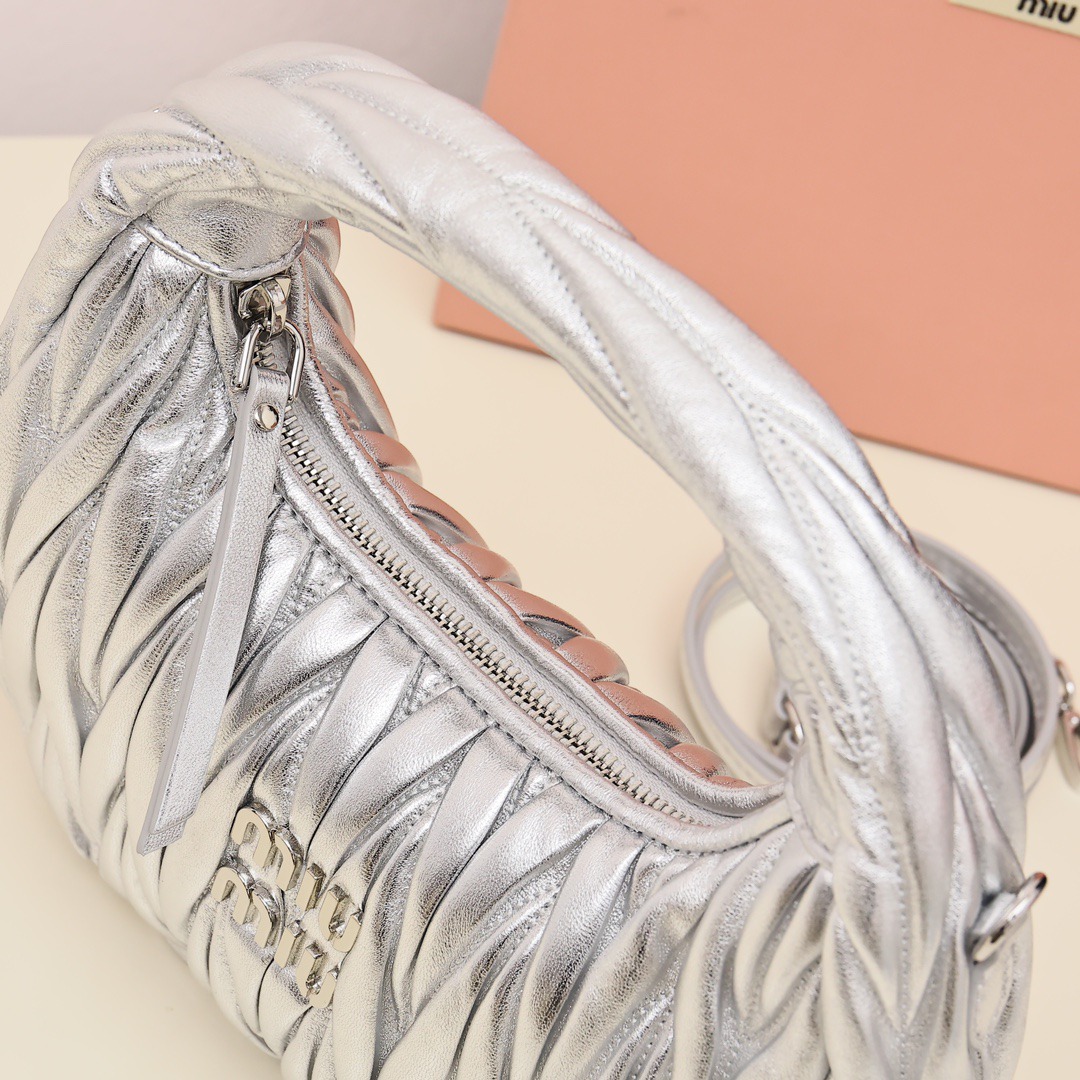 Wander Matelassé Hobo半月包褶皺包銀色_6