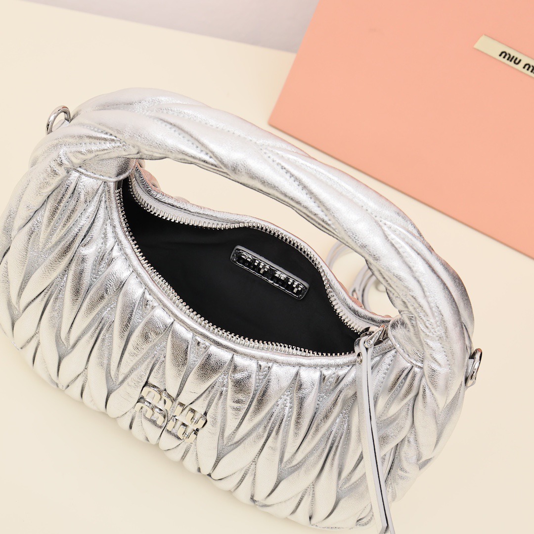 Wander Matelassé Hobo半月包褶皺包銀色_8