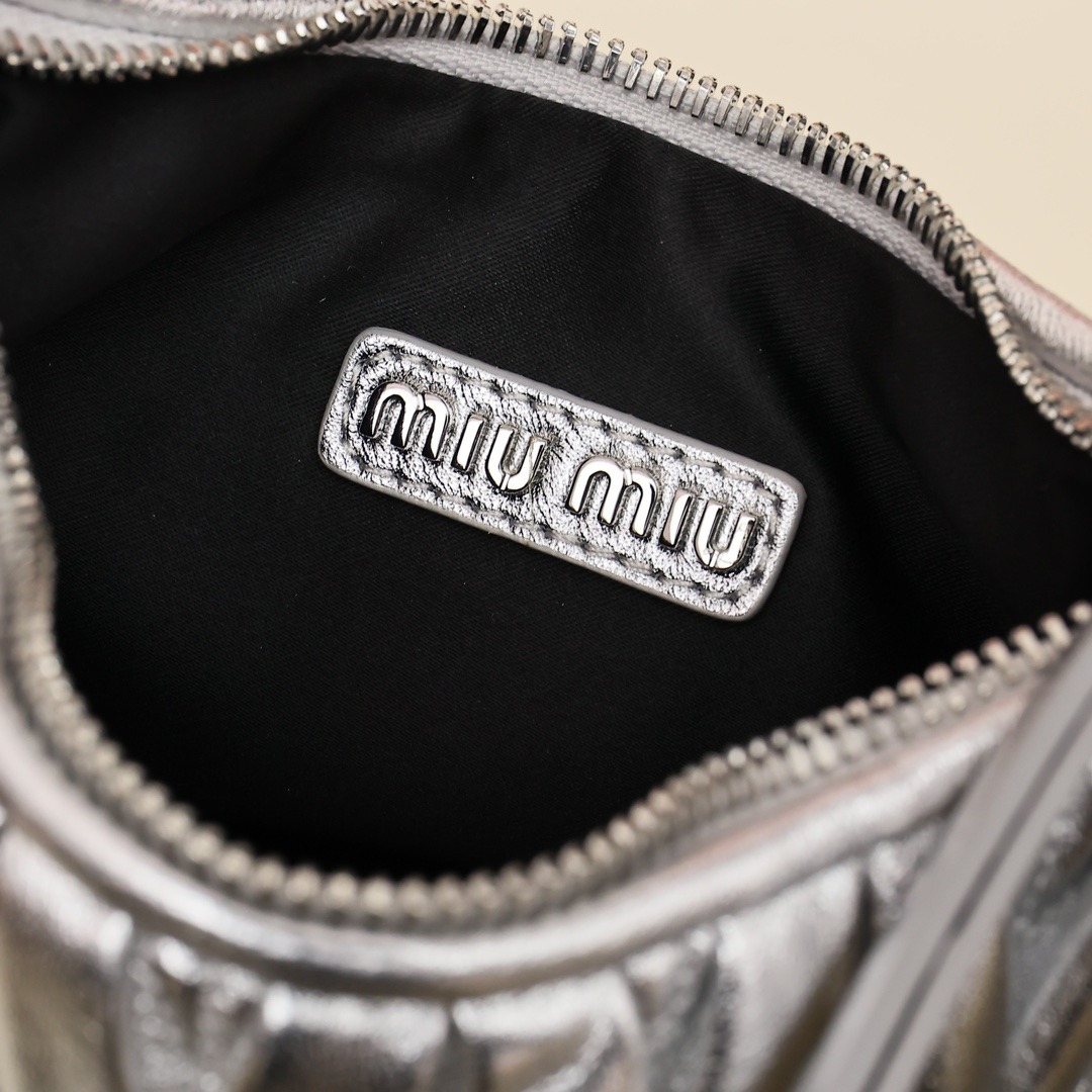 Wander Matelassé Hobo半月包褶皺包銀色_9