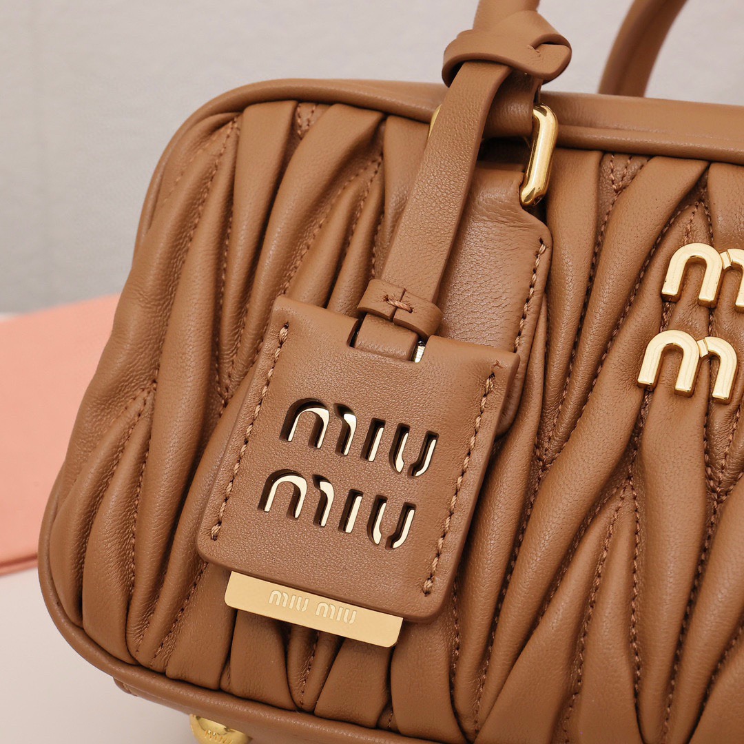 Arcadie褶皺保齡球包焦糖色_5