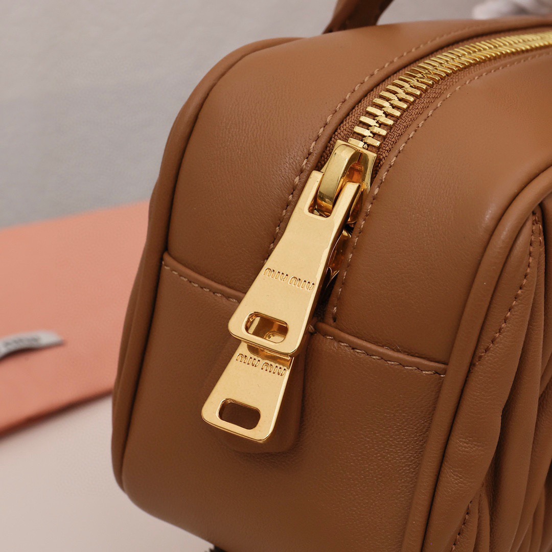 Arcadie褶皺保齡球包焦糖色_7