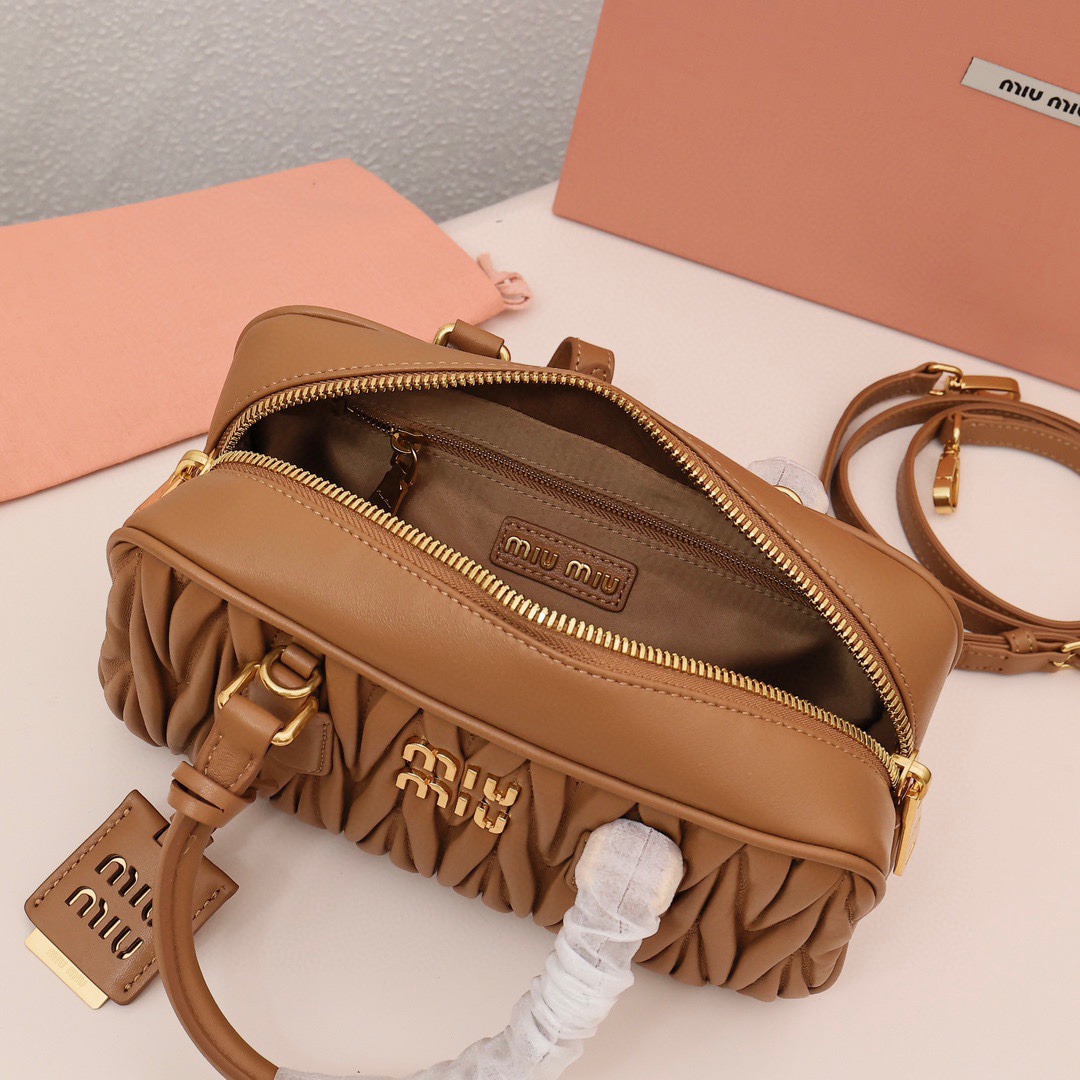 Arcadie褶皺保齡球包焦糖色_8