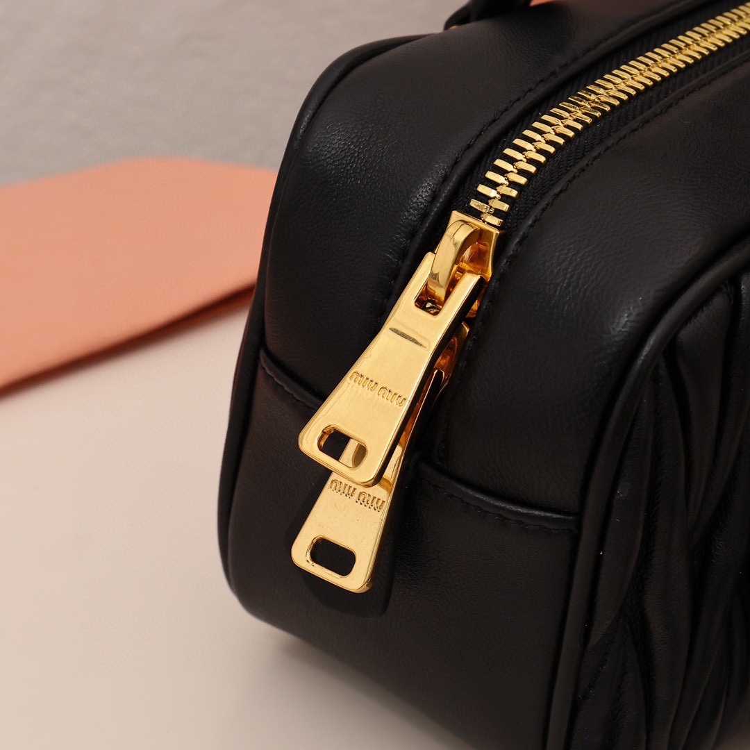 Arcadie褶皺保齡球包黑色_7