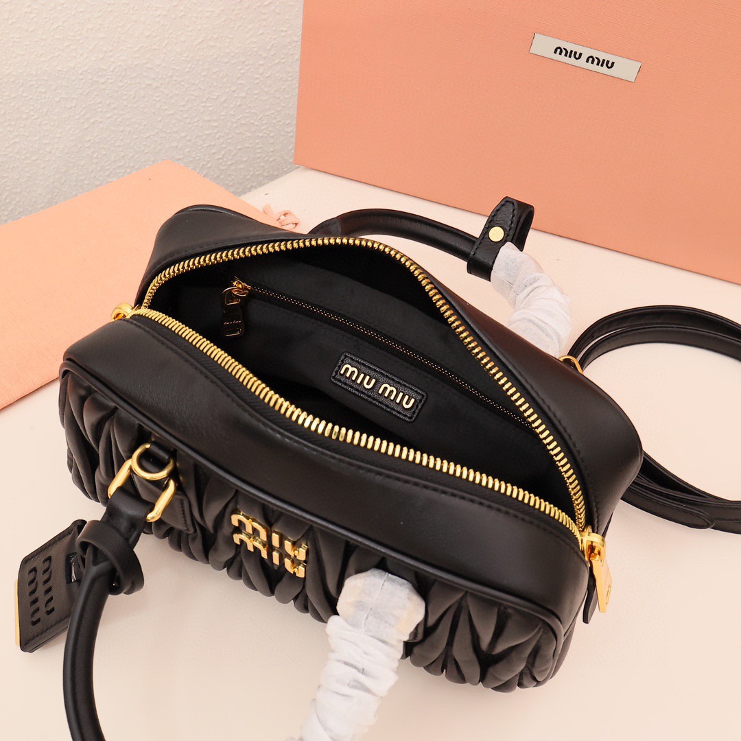 Arcadie褶皺保齡球包黑色_8