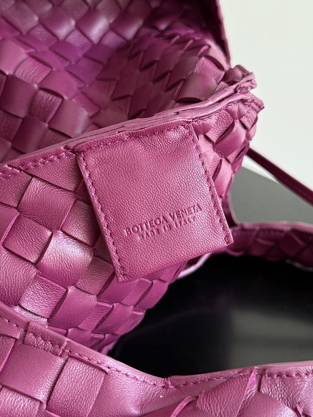 844249 Campana肩背包小號 漿果紅色_6