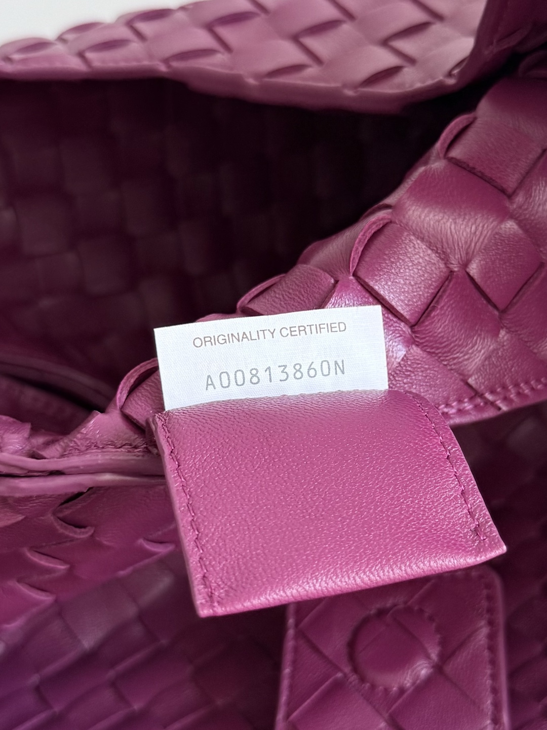 844249 Campana肩背包小號 漿果紅色_10