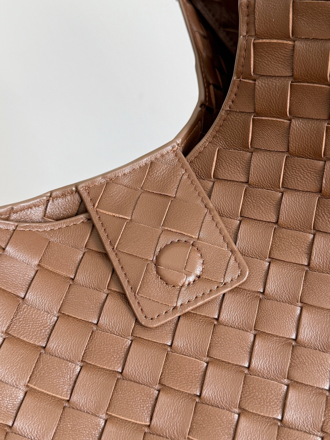 844250 Campana肩背包大號 榛果棕_6