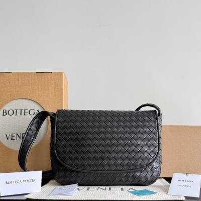 843836 Veneto翻蓋背提包 黑色（內裏綠色）