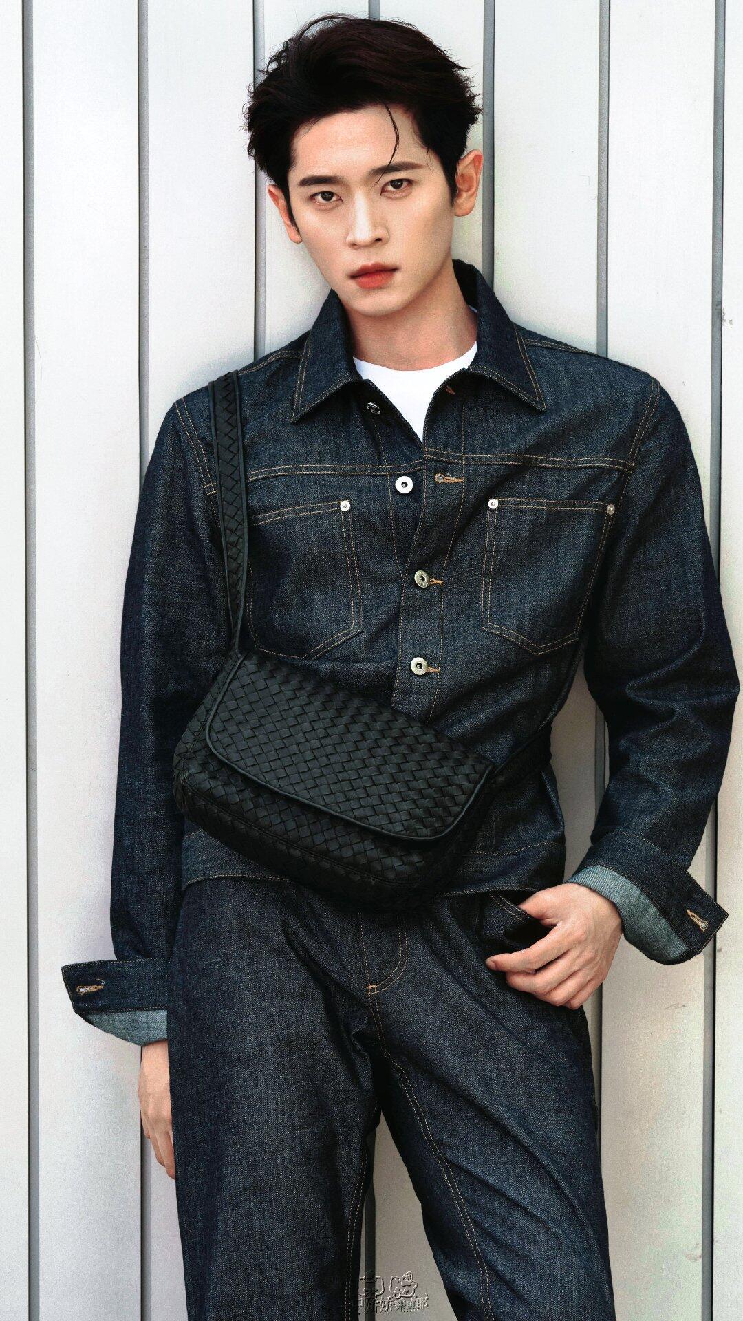 843836 Veneto翻蓋背提包 黑色（內裏綠色）_11